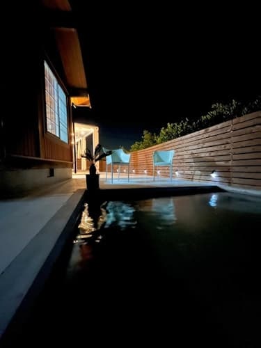 浜名湖ビュー　温水プール付き・ログハウス調室内　屋根付テラスでＢＢＱ（食材は別途）／民泊