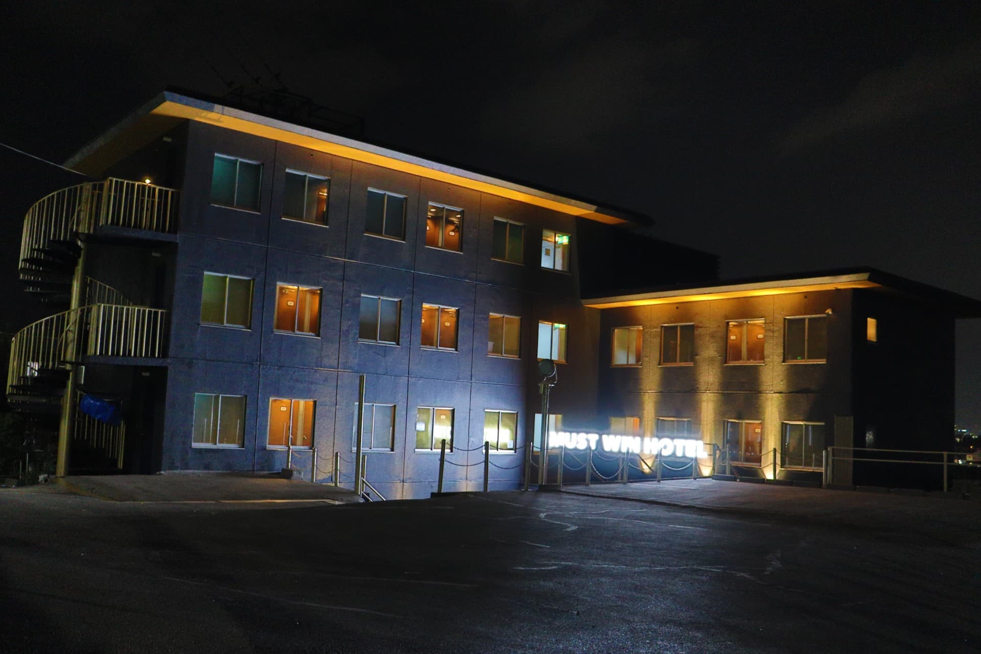 ＭＵＳＴ　ＷＩＮ　ＨＯＴＥＬ（マスト　ウィン　ホテル）