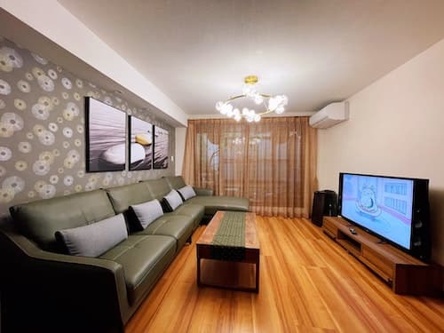 駅に近い、街中であります。 ^