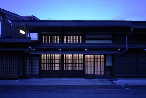 『眞や 大新 makotoya ohjin 』高山古い街並み195m2の古民家、蔵(シアター付) ^