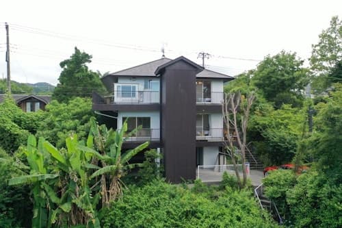 高級別荘地に建つホームエレベーター付き貸し切り高級別荘 ^